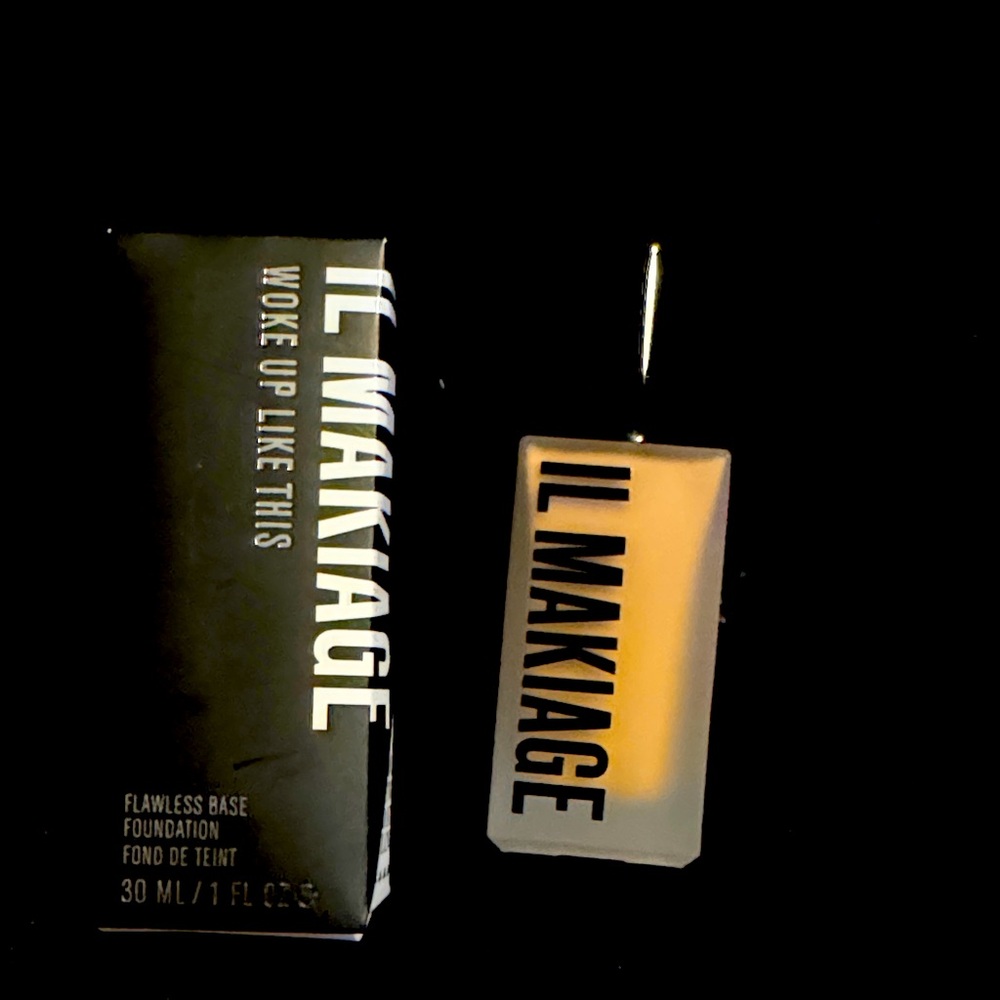 IL MAKIAGE Woke Up Like This Foundation - Black and White